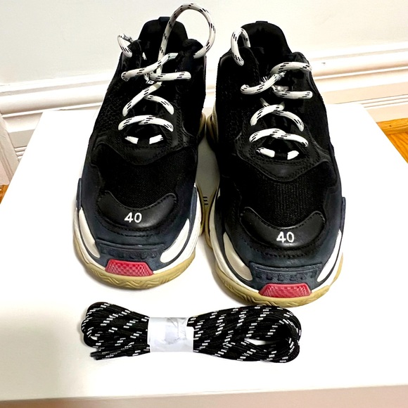 Balenciaga Triple S sneaker purchased in Paris. Cloth bag and extra laces - Picture 1 of 5